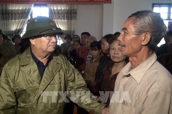 Phó Thủ tướng Trịnh Đình Dũng thăm, động viên người dân vùng lũ Quảng Bình