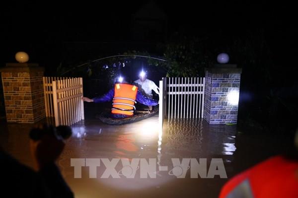 Lực lượng cứu hộ ứng cứu người dân bị cô lập ở Cẩm Xuyên