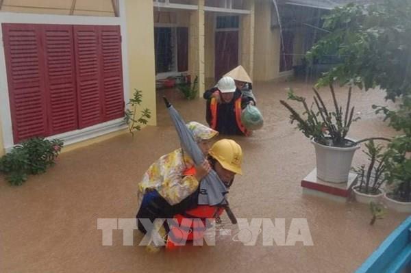 Quảng Bình: Lũ lụt còn phức tạp, khó khăn khi tiếp cận người dân vùng ngập sâu