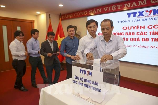 Thông tấn xã Việt Nam quyên góp ủng hộ đồng bào miền Trung bị thiên tai, bão lũ
