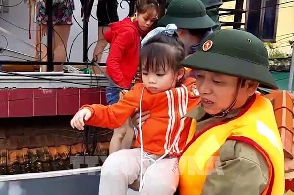 Ấm áp tình người trong mưa lũ