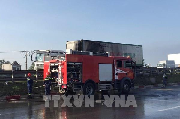 Tìm nguyên nhân xe đầu kéo bỗng nhiên bốc cháy dữ dội