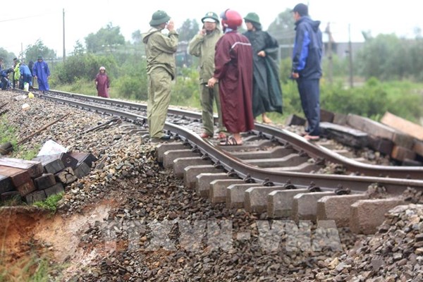 Đường sắt thiệt hại nặng do mưa lũ tại miền Trung