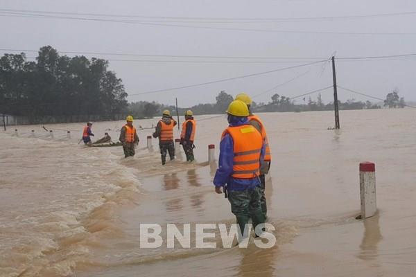 Điện lực Hà Tĩnh cấp điện trở lại sau mưa lũ