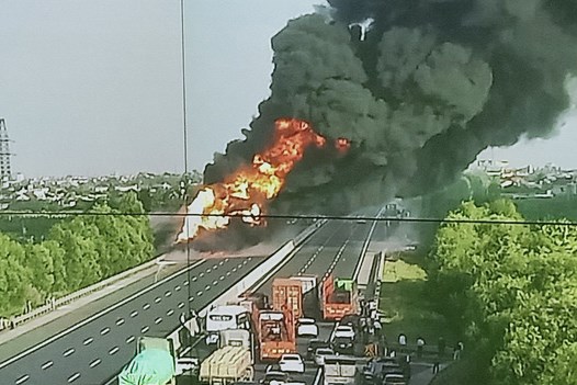 Cháy xe bồn chở xăng dầu, cao tốc Hà Nội – Hải Phòng ùn tắc cục bộ