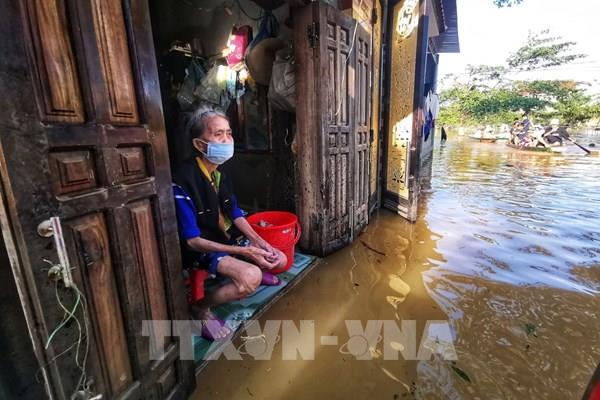 Nhiều xã ở Lệ Thủy vẫn bị nước lũ cô lập