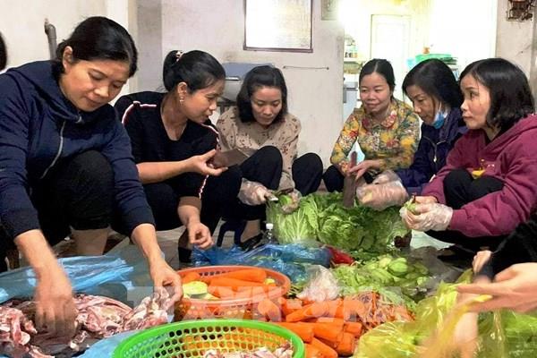 Nghĩa tình đồng bào yêu thương đùm bọc trong mùa lũ