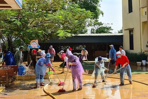 Quảng Bình: Cấp nước sạch và hỗ trợ người dân vùng lũ sấy hạt giống bị ướt