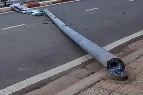 Cột điện bê tông rơi gây tai nạn trên cao tốc Pháp Vân - Cầu Giẽ