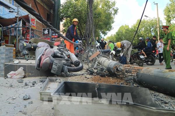 Xe tải “không người lái” nghiền nát cả chục chiếc xe máy