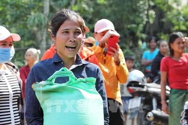 Niềm vui của đồng bào Vân Kiều khi nhận hàng cứu trợ sau 2 tuần bị cô lập