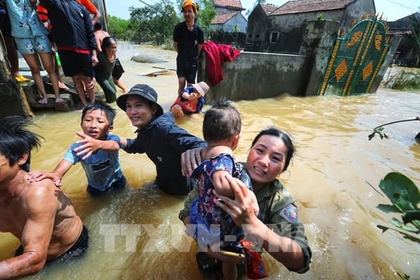 Cứu trợ dân thôn Phú Thọ - nơi bị ảnh hưởng nặng nề nhất do lũ ở Lệ Thuỷ, Quảng Bình