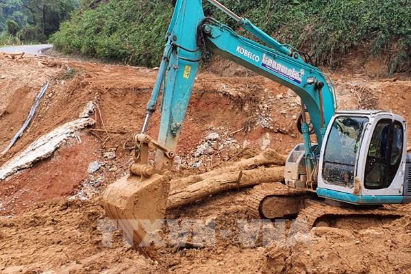 Quảng Bình: Xuyên đêm mở đường, thông tuyến chạy đua với bão số 8