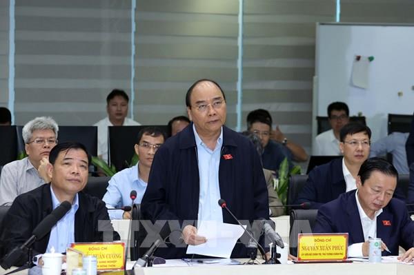 Thủ tướng trực tiếp đến trung tâm điều hành nghe báo cáo dự báo bão số 9