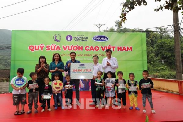 Vinamilk cùng Quỹ sữa Vươn cao Việt Nam mang lại niềm vui cho trẻ em Yên Bái