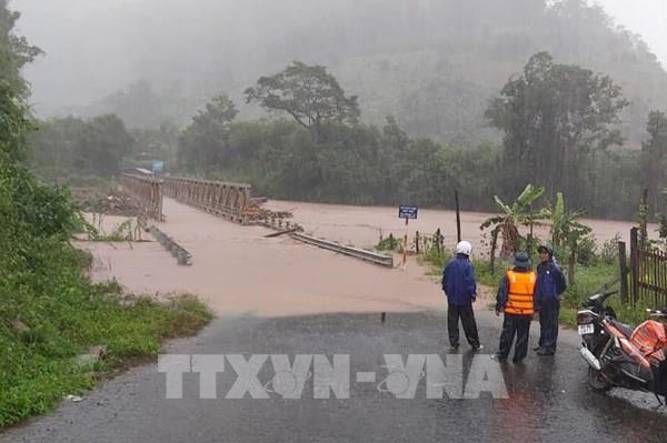 Kon Tum: Mưa lớn làm trôi cây cầu sắt, chia cắt khoảng 500 hộ dân