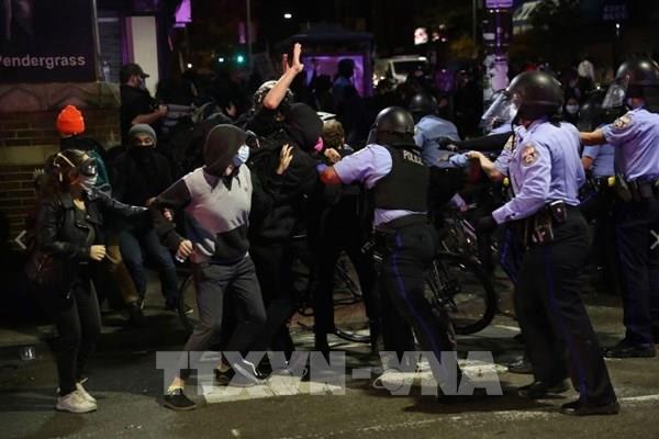 Mỹ: Bắt giữ 30 người biểu tình sau vụ cảnh sát bắn chết người da màu