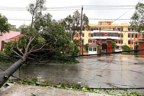 Mất điện tại 7.500 trạm biến áp miền Trung do ảnh hưởng bão số 9