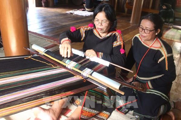 "Giữ lửa" nghề dệt thổ cẩm truyền thống của dân tộc Êđê