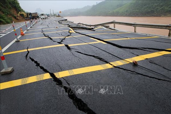 Nhiều tuyến đường bộ ở miền Trung vẫn ách tắc do ảnh hưởng của bão số 9