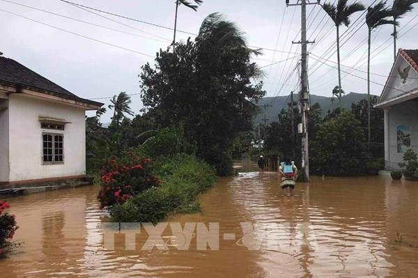 Phú Yên nghiêm cấm người dân đi lại trong vùng ngập sâu, vớt củi trên sông, suối
