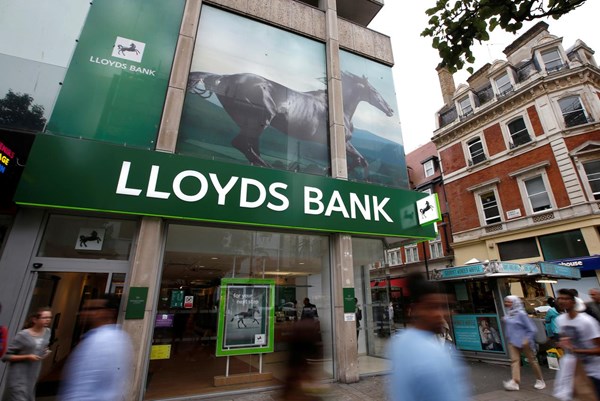 Lloyds đề xuất mức tăng lương tối thiểu 2.000 bảng Anh cho nhân viên