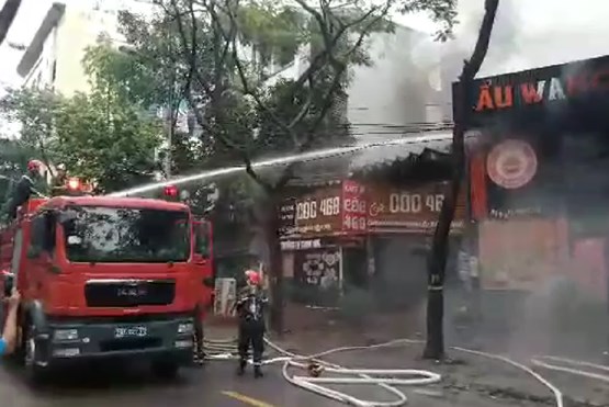 Cháy lớn ở quán lẩu trên phố Duy Tân, Cầu Giấy (Hà Nội)