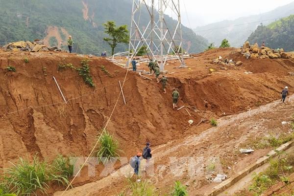 Gùi lương thực, thực phẩm thiết yếu cho đồng bào xã Phước Thành, huyện Phước Sơn
