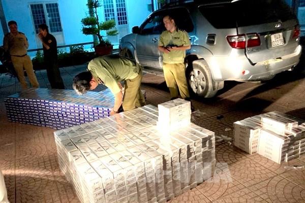 Tạm giữ ô tô vận chuyển 12.500 bao thuốc lá điếu nhập lậu