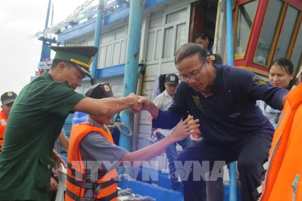 Đưa 11 ngư dân tàu cá Bình Định BĐ 98658 TS về đất liền an toàn