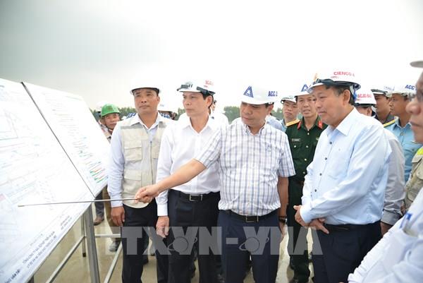 Phó Thủ tướng Trương Hòa Bình kiểm tra dự án nâng cấp đường băng Sân bay Tân Sơn Nhất