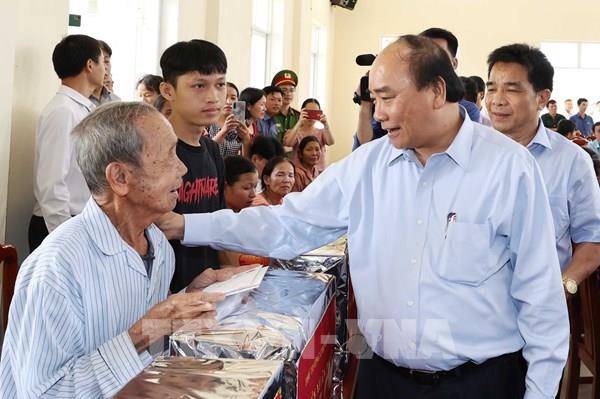 Thủ tướng Nguyễn Xuân Phúc: “Có tiền đến đâu, hỗ trợ nhanh người dân đến đó”