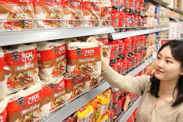 Xuất khẩu mì ăn liền, kim chi của Hàn Quốc tăng mạnh