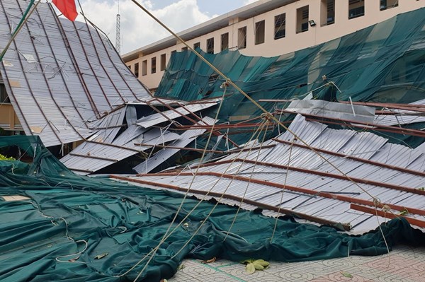 Khắc phục sự cố tốc mái do dông lốc ở Trường THPT Bình Phú, TP.HCM