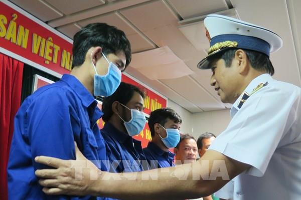 Đưa 6 ngư dân gặp nạn trên biển về bờ an toàn