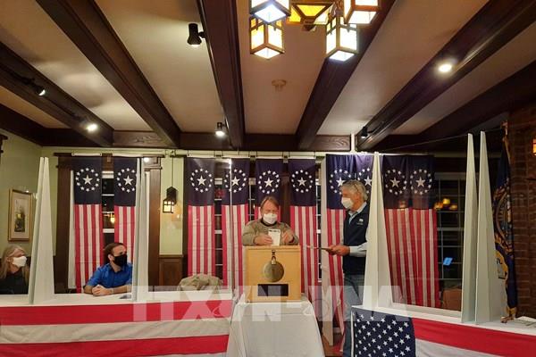 Tổng thống Trump và ứng cử viên Biden chia nhau chiến thắng ở 2 điểm bỏ phiếu đầu tiên