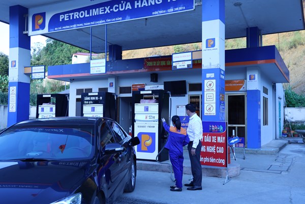 “Cõng” xăng dầu lên miền biên viễn : “Gian khổ phần ai”