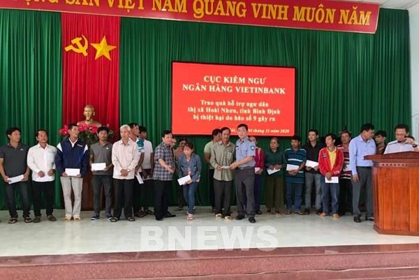 Trao quà cho ngư dân bị ảnh hưởng bởi bão số 9