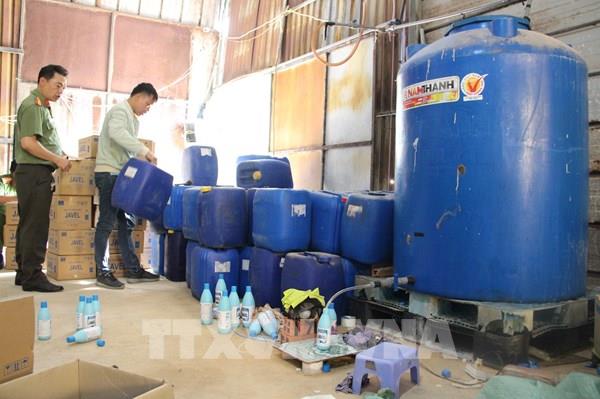 Phát hiện vụ làm giả nước tẩy rửa quy mô lớn ở Bình Dương