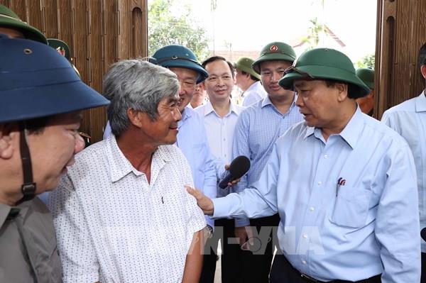 Thủ tướng Nguyễn Xuân Phúc thị sát tình hình khắc phục hậu quả Bão số 9