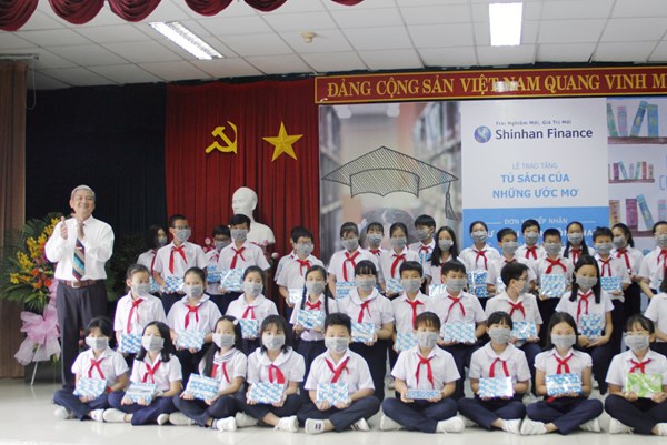 Shinhan Finance tặng “Tủ sách của những ước mơ” cho Thư viện tỉnh Đồng Nai