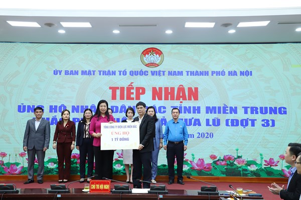Điện lực miền Bắc trao tiền ủng hộ đồng bào miền Trung