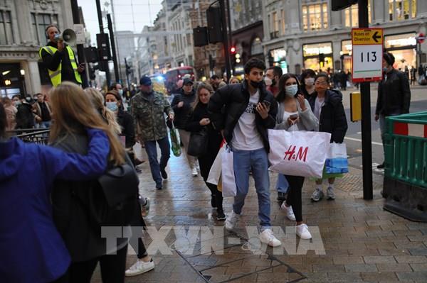 Anh không bắt buộc tiêm vaccine phòng ngừa COVID-19