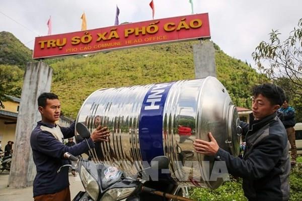 Báo VietnamPlus tặng bồn chứa nước sạch cho đồng bào vùng cao ở Hà Giang