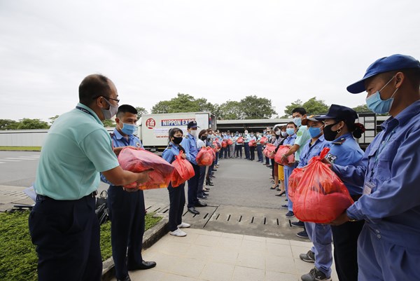 Canon Việt Nam và 29 doanh nghiệp ủng hộ đồng bào lũ lụt Quảng Trị và Quảng Ngãi
