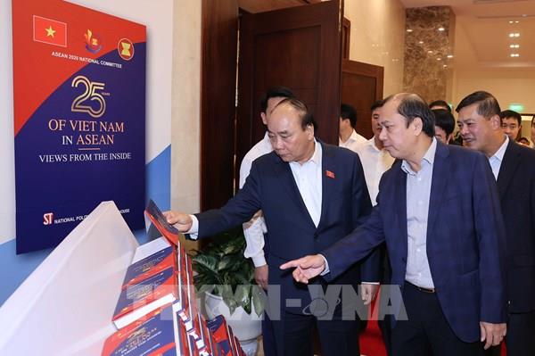 Thủ tướng Nguyễn Xuân Phúc thị sát công tác chuẩn bị Hội nghị cấp cao ASEAN 37