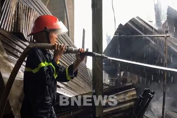 Cháy lớn 3 căn nhà ở làng lưới Thơm Rơm, Cần Thơ