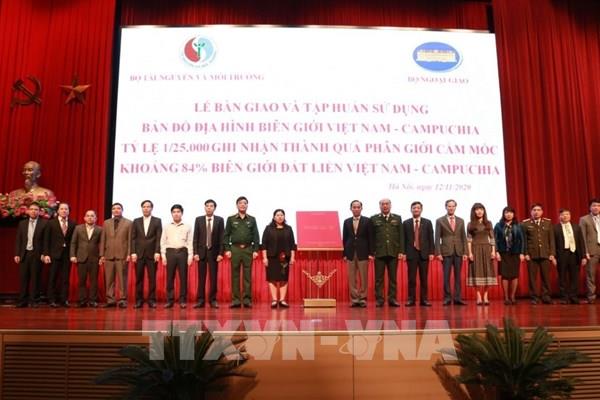 Bàn giao bản đồ địa hình biên giới Việt Nam - Campuchia tỷ lệ 1/25.000