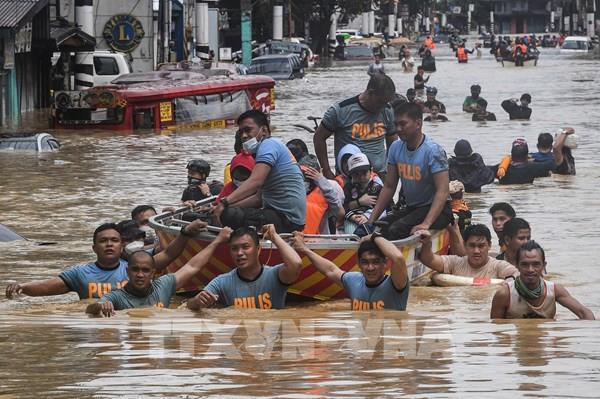 Bão Vamco gây ngập lụt thủ đô Manila, Philippines