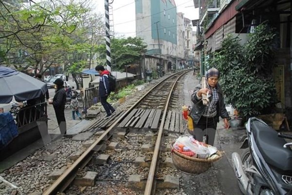 Hà Nội sẽ xóa bỏ các lối đi tự mở qua đường sắt ở khu đông dân